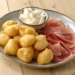 Coccoli, prosciutto crudo e stracchino