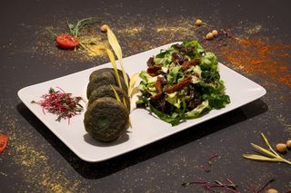 Веган спаначени фалафели с таханов сос и микс листни салати със сушени домати (350г)