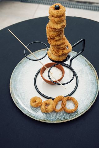 Inele de ceapa cu sos blue cheese si usturoi