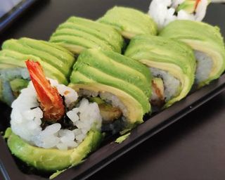 Dragon con tempura langostino y aguacate rodajar encimas (8 uds.)