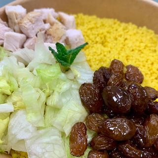 Ensalada de Cuscús, Pollo Asado y Pasas en Almibar( 250gr.aprox.)