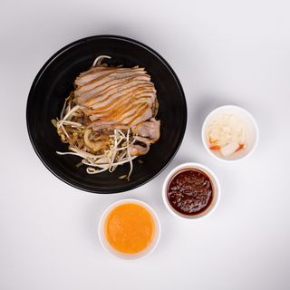 Makaron smażony z kurczakiem grillowanym