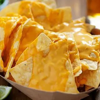 Nachos con pollo y salsa chedar