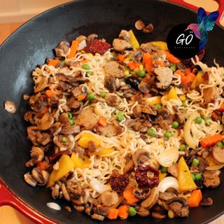 Wok De Arroz Con Vegetales Y Pollo