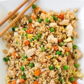 P10 Riso saltato con coscia di pollo