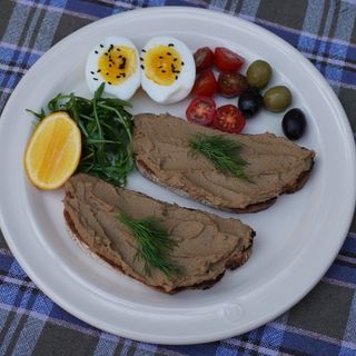 ბრუშეტა ქათმის პაშტეტით და კვერცხით