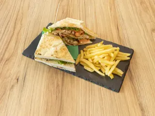 Club Sandwich e Patatine Fritte