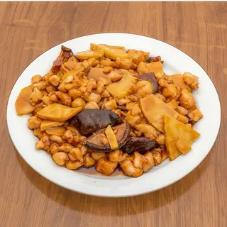 Pollo con setas chinas y bambú