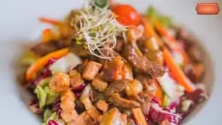 Velika salata s komadićima beefsteaka i gljivama