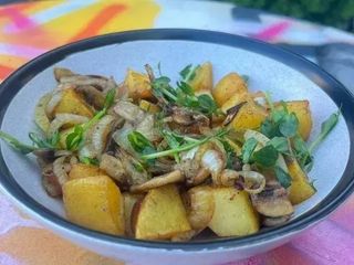 КАРТОПЛЯ СМАЖЕНА З ГРИБАМИ ТА ЦИБУЛЕЮ (300g)