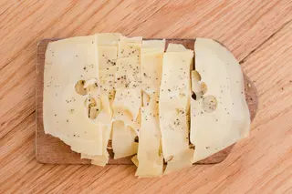 Rebanada de Pan Alemán con Queso Emmental