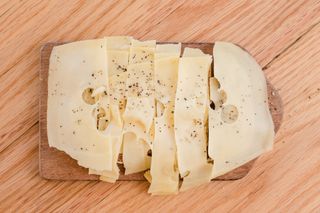 Rebanada de Pan Alemán con Queso Emmental