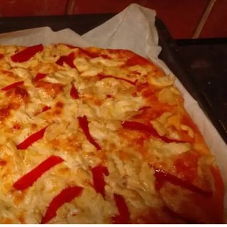 Pizza de pollo y piquillo (28 cm)