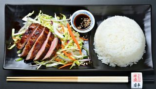 Filet z kaczki z prażonym sezamem i słodkim sosem sojowym 200/450g