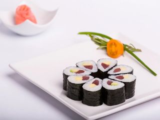 Maki Atún y Aguacate