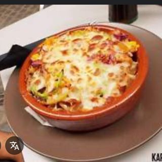 Plato gratinado con carne y patatas y arroz 