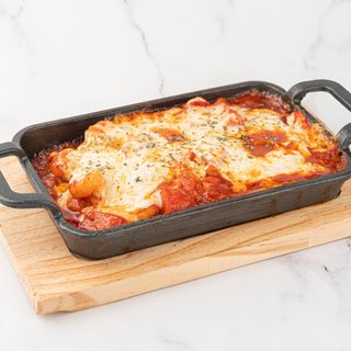 Креветки с сыром на керамике