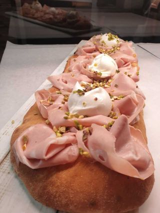 Mortadella burratina e granella di pistacchio