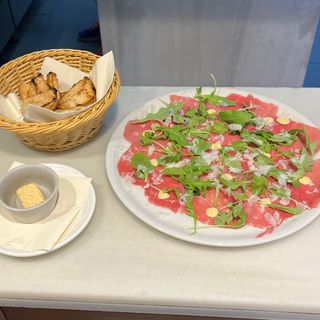 Gran Carpaccio De Vedella Amb Tocs De Salsa De Mel I Mostassa