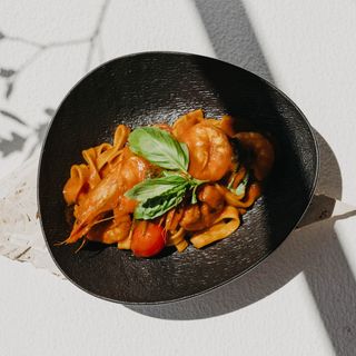 Tagliatelle cu creveți și dovlecel