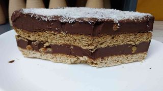 Tort Vegan cu Crema de Ciocolata Neagra