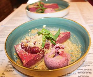 ჩიზქეიქი ჟოლოს სოუსით