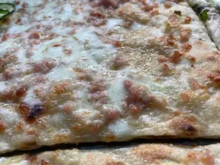 3. Salsiccia piccante e mozzarella - un pezzo