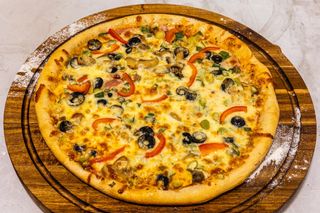 Pizza casei Nea Marin cu sunca si praz