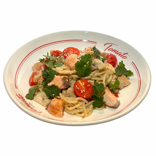 Паста с лососем, томатами черри в соусе том кха