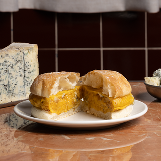 El Bocata de Queso y Cebolla Confitada.