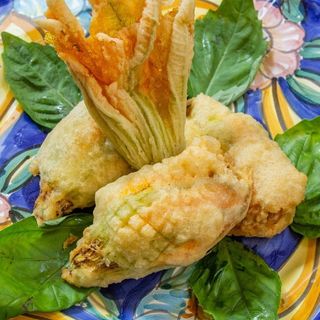 Fiore di zucca ripieno di ricotta di Agerola