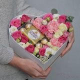 Inimă albă cu flori și Ferrero (L)