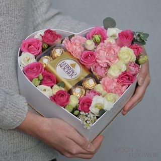 Inimă albă cu flori și Ferrero (L)