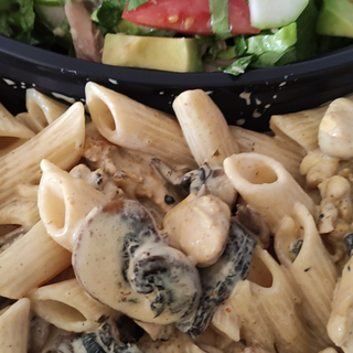Penné poulet au curry à la crème au champignons+salade marocaine  