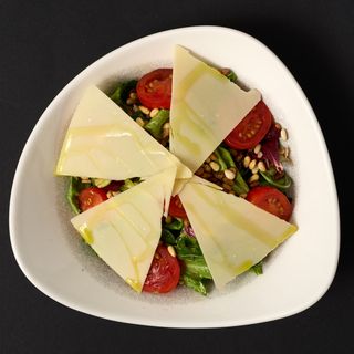 Full mix salata sa parmezanom i pinjolima