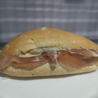 Bocadillo De Jamón Serrano Con Crema De Tomate Casera