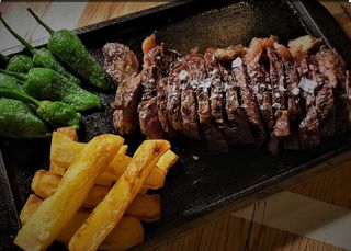 Entrecot con patatas y ensalada