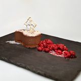 Kolač od čokolade sa mariniranim malinama