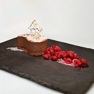 Kolač od čokolade sa mariniranim malinama