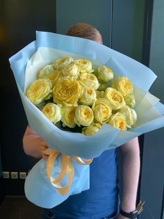 Букет з 9 кущових троянд Піоні Баблс 