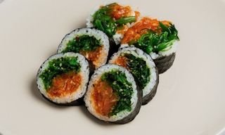 Futomaki tatar z łososia wakame  -6 szt-