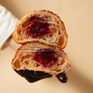 Круасан вишня з шоколадним кремом (160г)