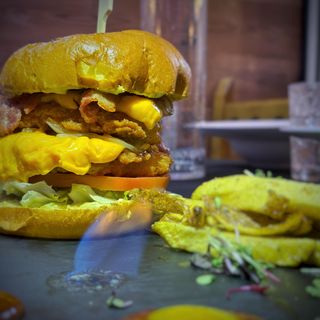 Chicken Burger con patatas fritas caseras.