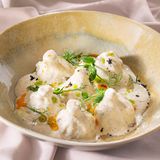 პატარა ხინკლები საქონლის ლოყებით და პილპილის სოუსით 