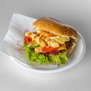 Бургер със свинско кюфте (1бр)