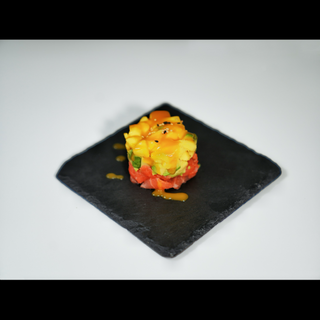 840.tartar de salmón con aguacate(1ud)