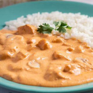 Strogonoff de frango com arroz e batata palha