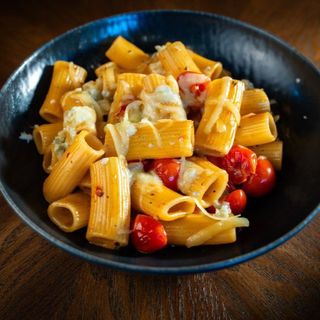 Penne cu roșii cherry, pesto din rosii uscate și mozzarella