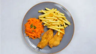 Zupa dnia, panierowane polędwiczki z kurczaka (2 szt) frytki/ziemniaki, surówka (300 ml, 200 g,50 g,50 g)