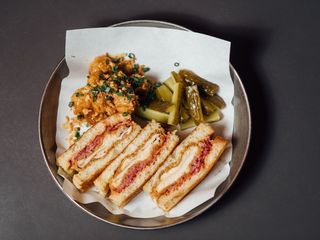 Кацу сендвічь з кріспі курчам